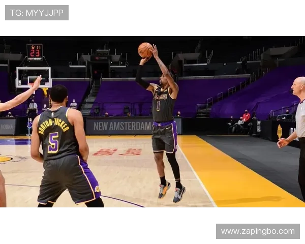 格兰特·希尔精准中投拉开空档，助力球队关键时刻得分提升